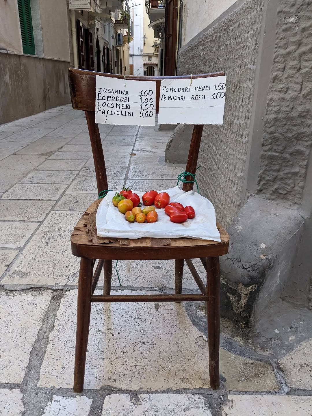 What's your favorite tomato dish? 🍅🌿
.
.
.
#km0 #lifeinpuglia #lifebythesea #puglia #fromfarmtotable #estateitaliana #ladolcevita