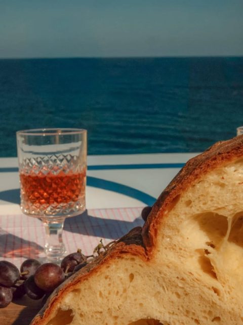 Autumn isn't really autumn in Puglia. It's just summer trying to catch up on sleep by going to bed earlier. Come see for yourself. Terrace life @themonsignors .
.
.
.
Ph @nikinitaly 
#puglia #italy #lifeinpuglia #lifebythesea #autumndays #holidayhome #offseason