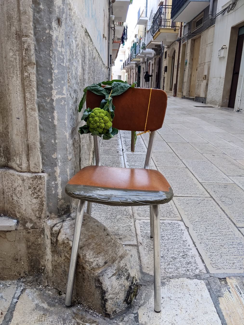 Cauliflower on chair.🌿
.
.
#holidayhome #km0 #lifeinpuglia #puglia #italy
#artwork #stilllife