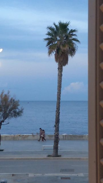 A simple afternoon stroll. 💙
.
.
#holidayhome 
#puglia
#lifeinpuglia 
#lifebythesea